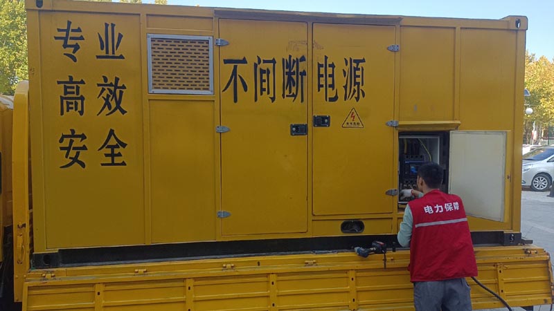 果洛柴油发电机组和UPS电源配合使用时，如何避免切换过程中的电力中断？